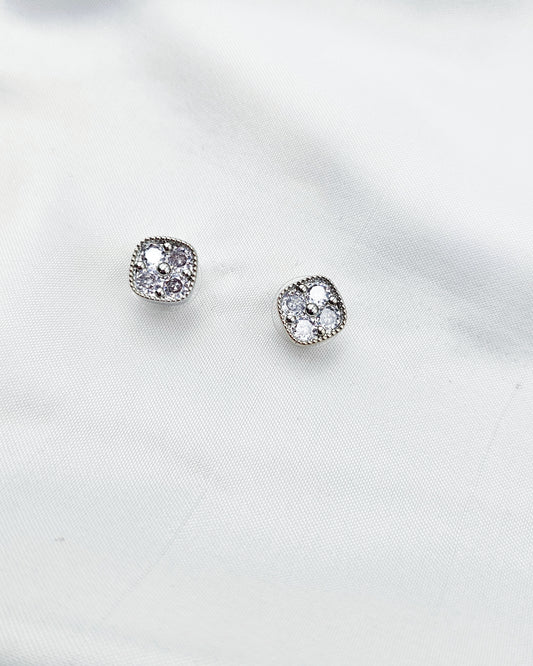 DA 536 STUD EARRING