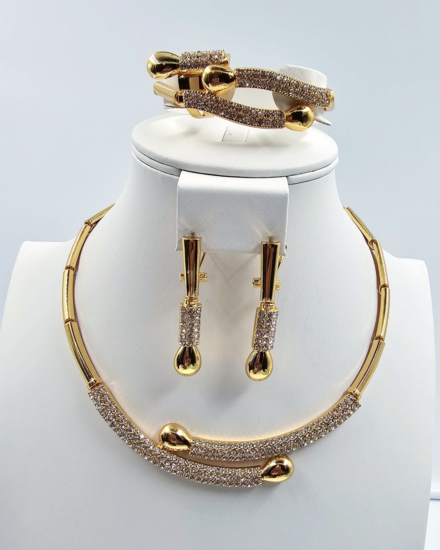 DA 076 GOLD SET WITH STONES