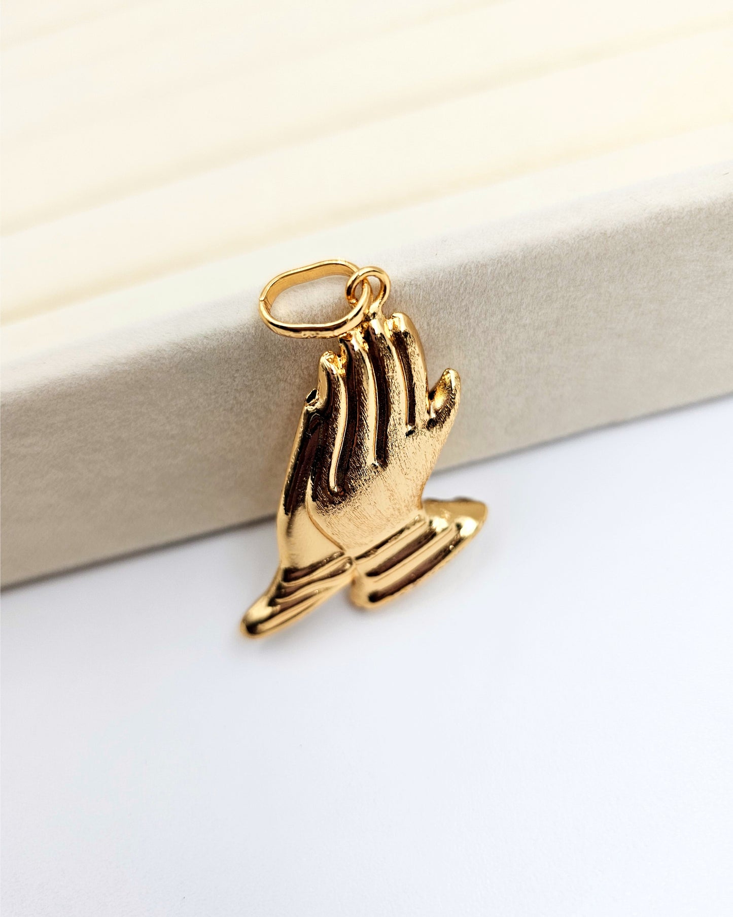 DA 373 PRAYING PENDANT